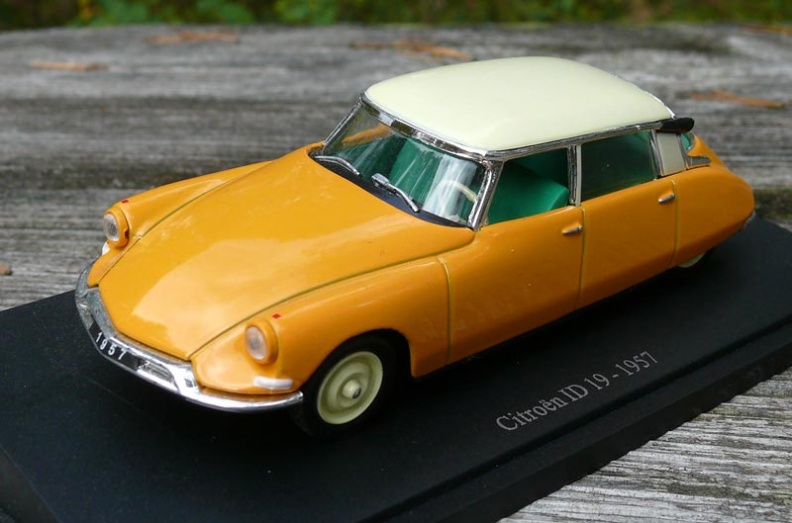 ID 19 1957 (Universal Hobbies)